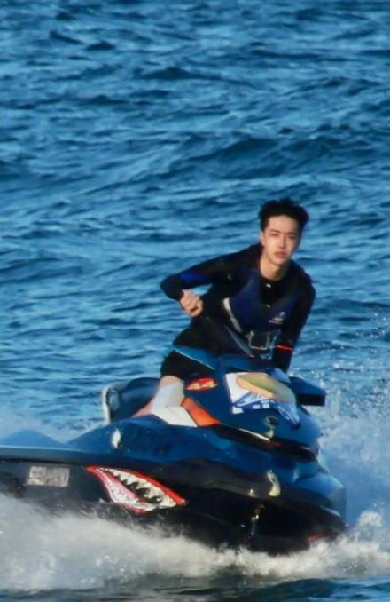 「王一博」王一博录综艺频露奶膘 玩嗨不肯回家 新发型曝光后打脸多少人