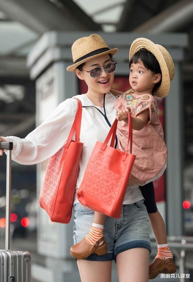 谢娜|“生了个自己”啥体验？戚薇都不算啥，梅婷女儿连黑眼圈都不放过