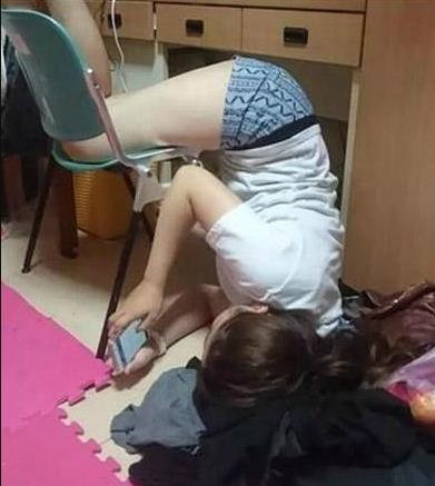 |很久出差回来，老婆这样姿势在我面前玩手机说是减肥，真是这样吗？