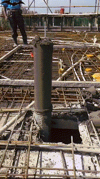 |“美女，刮风天还是不要穿裙子了，这样的造型很让人尴尬啊！”哈哈哈