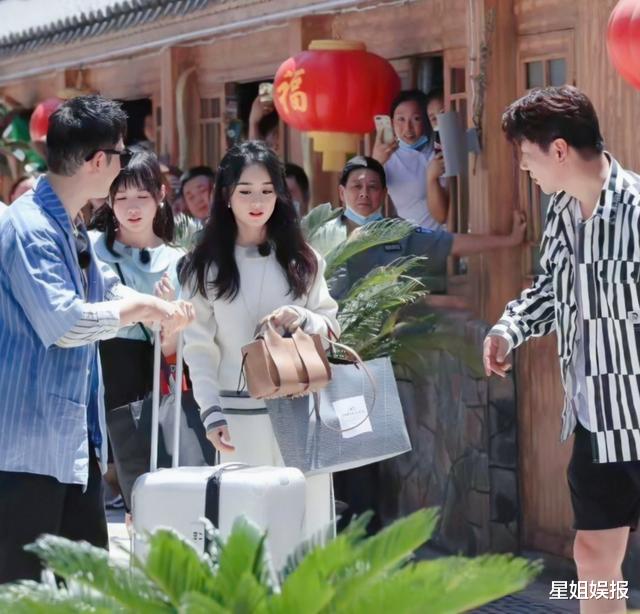 赵丽颖|为品牌带货？赵丽颖录《中餐厅》37度穿羊绒套装，还带了全自动洗衣机