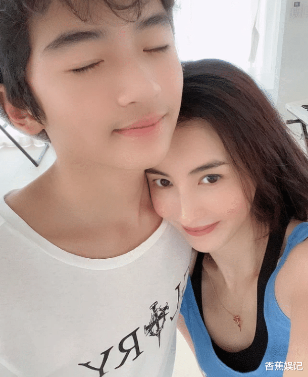 张柏芝|张柏芝与大儿子家中自拍，高调晒幸福，像极了和谢霆锋合照？