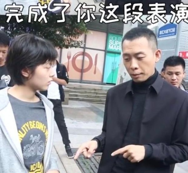 『张译』42岁知名演员张译近况罕曝光，面部凹陷瘦成皮包骨！额头伤疤明显