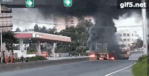 『日产奇骏』G15高速温岭槽罐车爆炸,炸飞汽车、摧毁房屋,为何威力那么大?