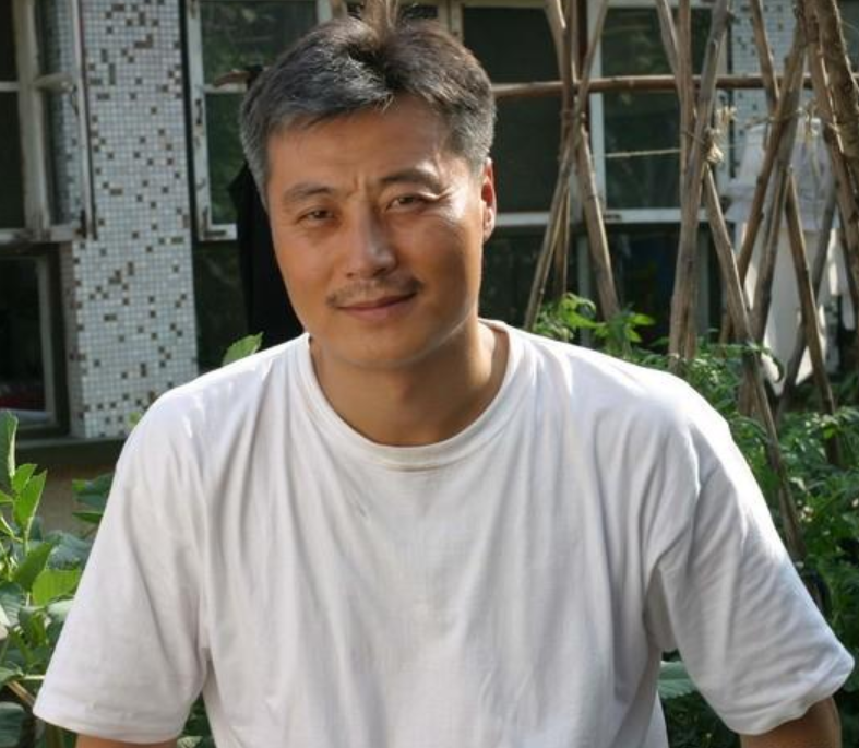 任程伟:“国剧一哥”任程伟,与妻子住地下室多年,如今苦尽甘来不忘初心
