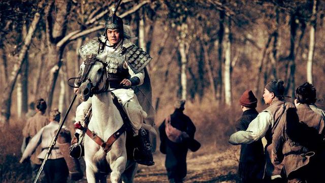 赵云|赵云冲锋陷阵救少主，为啥还难得刘备提拔？专家：你看他干了啥