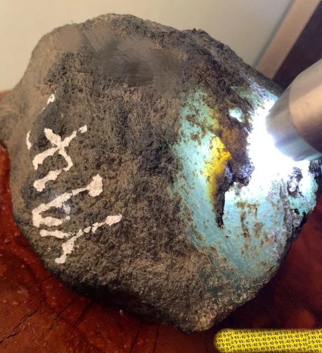 [翡翠]开料翡翠小课堂：玻璃种翡翠原石有什么表现？