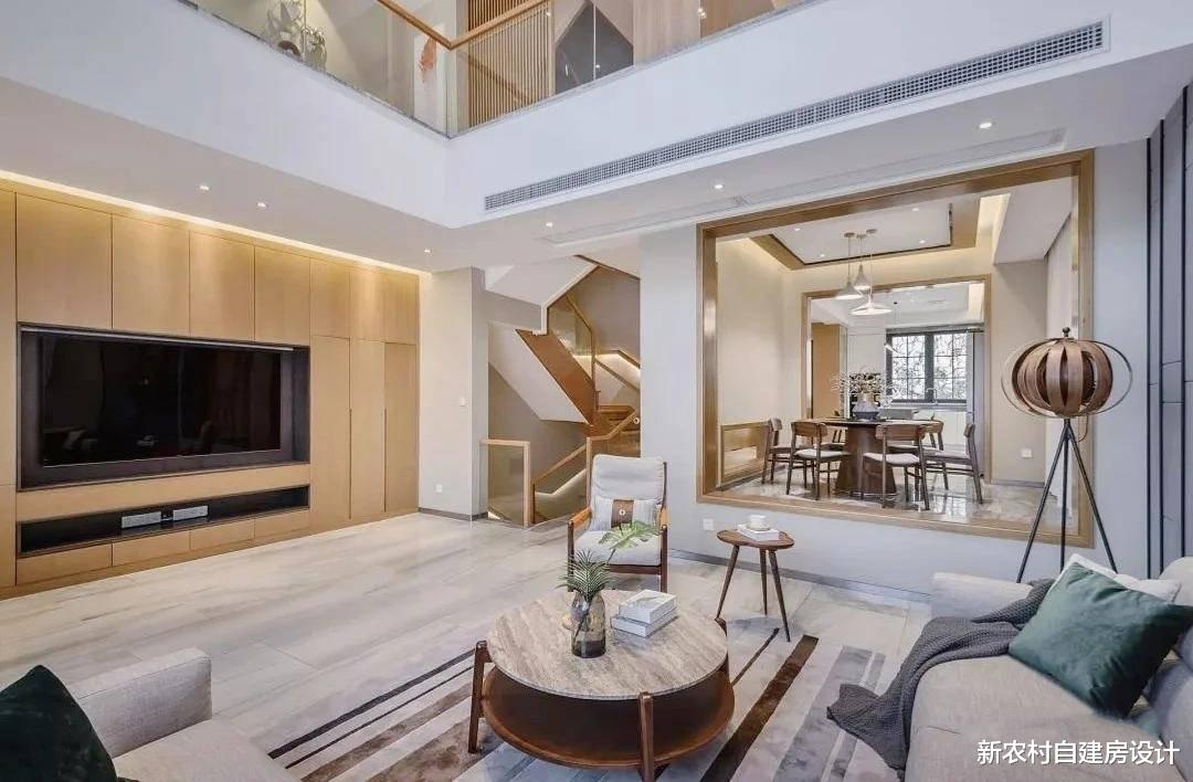 ▲带双车库的三层别墅，入户口有楼梯和大露台，村里人都爱来这坐坐