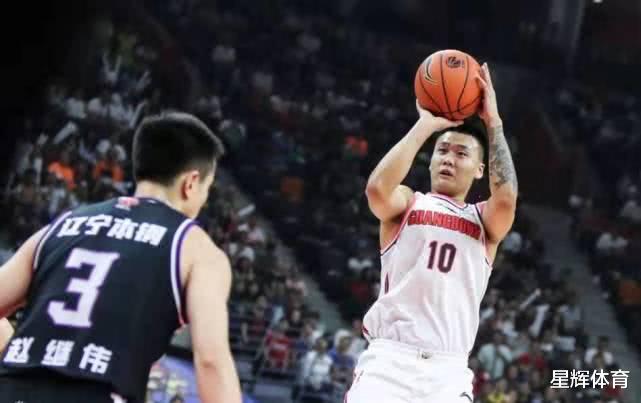 广东男篮：尴尬！宏远两将下乡期间表演空接扣篮失败 杜锋要召回他们加练了