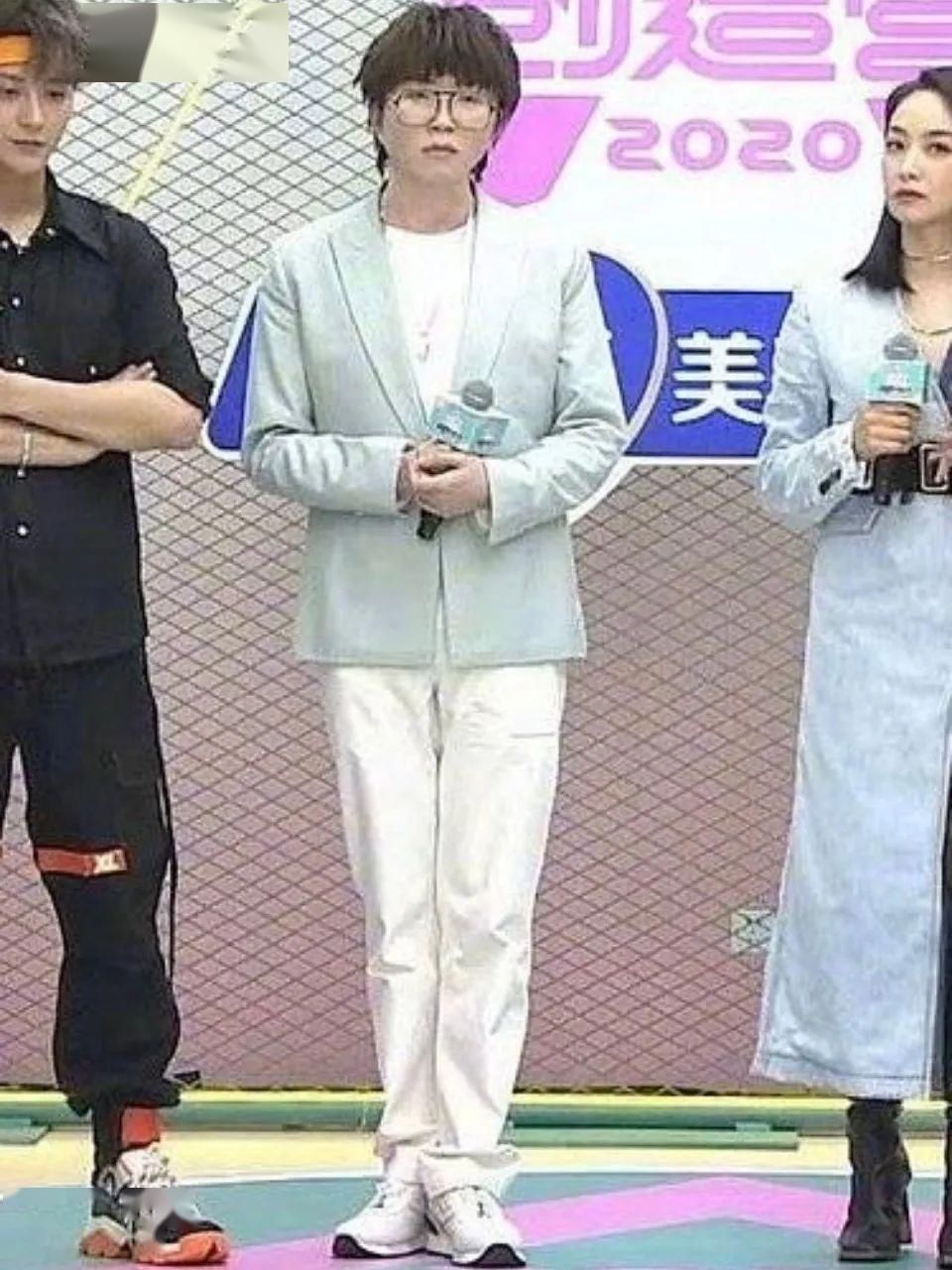 『毛不易』毛不易仍保持标准丁字步护士站姿，网友：敬业的人实在太可怕！