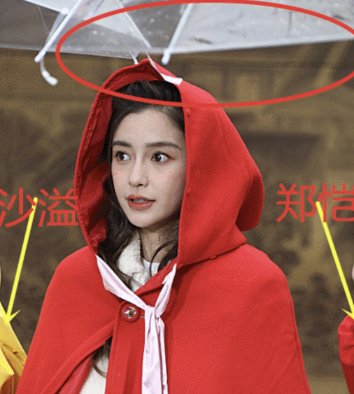 奔跑吧兄弟|奔跑吧下雨天录制，别的嘉宾都自己撑伞，谁注意baby？不愧团宠！