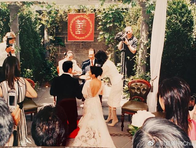 仝卓@二房小女儿发父亲参加自己婚礼照怀念赌王，细数婚礼父亲暖心细节