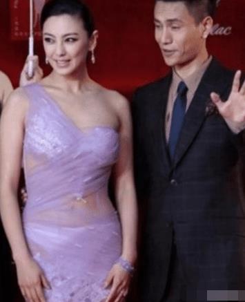 张雨绮▲张雨绮也有“翻车”的时候, 犹如缠了一身保鲜膜, 腿都挪不动