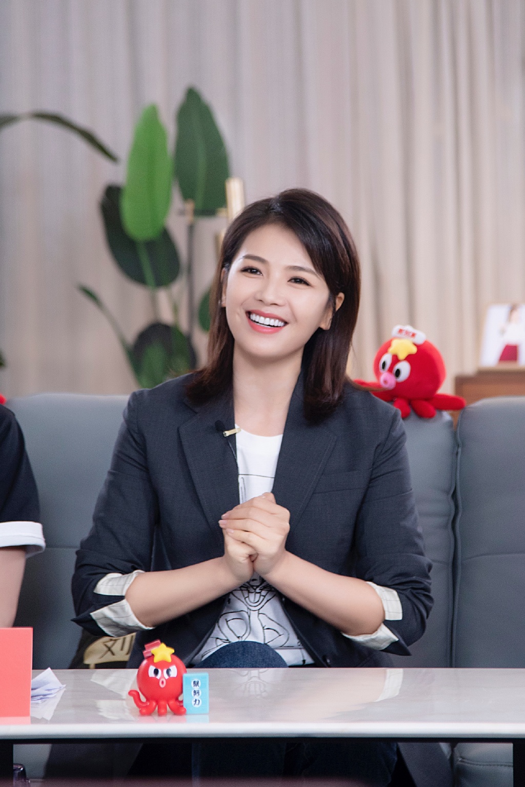 穿衣搭配▲41岁的刘涛剪掉长发，变锁骨短发搭配西服和牛仔裤，时髦减龄