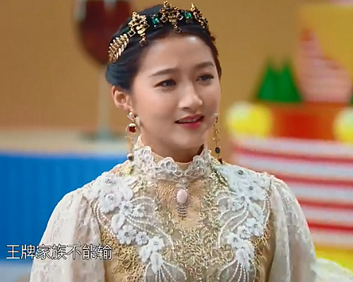 [贾玲]关晓彤被众人要求量腰围时，谁注意贾玲说了啥？救场太及时了