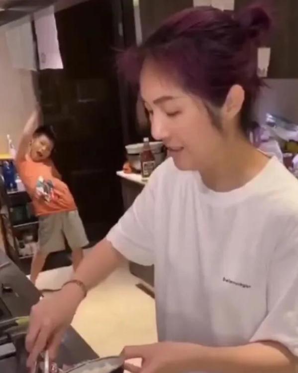 谢安琪|乐坛天后豪宅曝光，容祖儿柜子堆满奖杯，谢安琪落地窗海景无敌