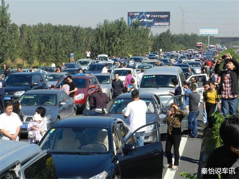 饵料|国庆高速堵车,除了吃月饼还能干什么?车主:运运动、赚赚钱呗!