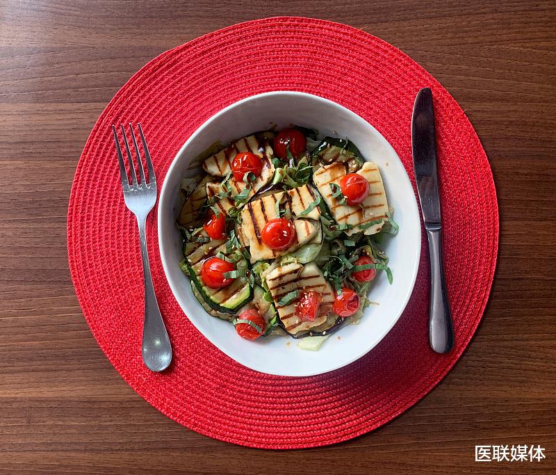 【疾病】年龄越大,老人味越浓?年轻时注意4件事,老了不被人嫌