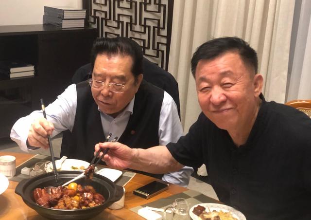 李双江|81岁李双江近况曝光,与友聚会喝酒吃肉,头发乌黑精神抖擞气色好