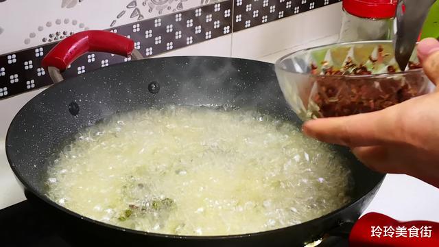 ：炸花椒油时，花椒到底要不要浸泡？很多人搞错，难怪不麻又不香