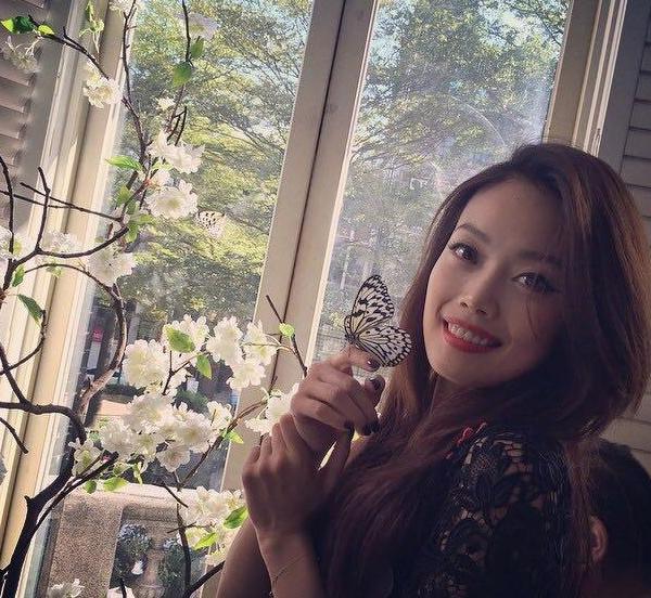 「」容祖儿晒出自己在香港的家，起码价值一个亿，如今活出少女范