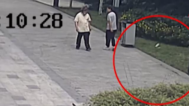 [贵州]重庆一男子睡觉被吵醒，21楼扔下3块瓷砖砸伤2人，这次你跑不了