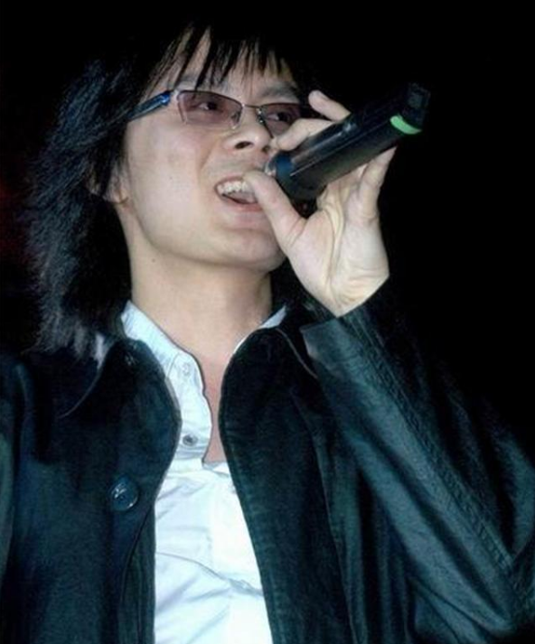 无价之姐|当年在歌曲《丁香花》中，歌词“坟前开满鲜花”，这去世的人是谁