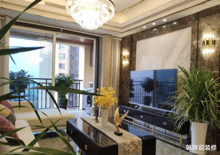 『』沙发墙和电视墙贴了一部分瓷砖，时尚有档次，夏天都凉快了不少