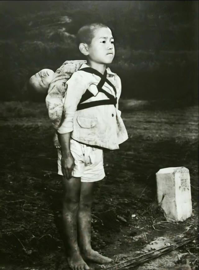 苏联|老照片:图二蒋中正在众人面前吐舌头,图七李小龙暴打成龙