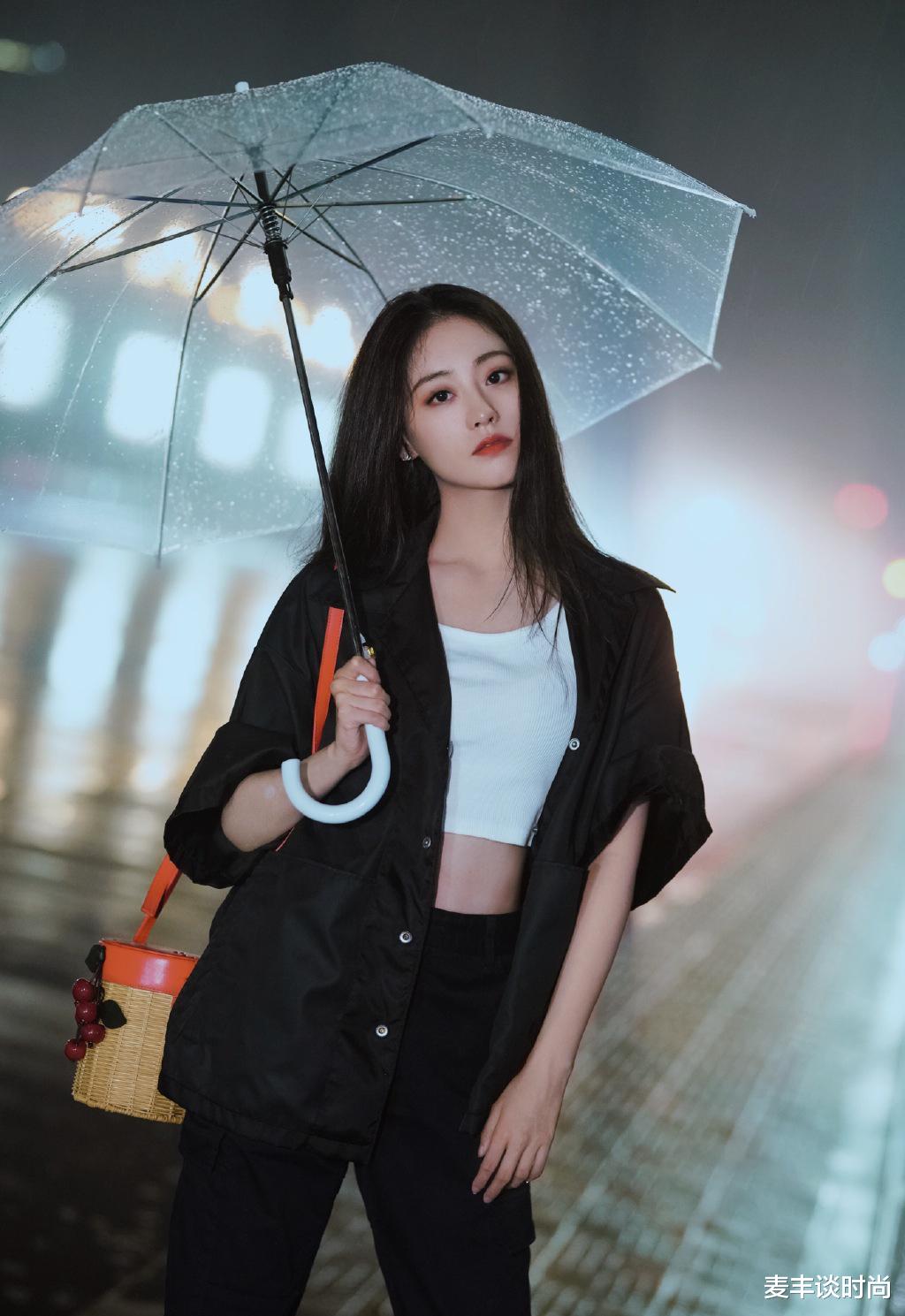 祝绪丹|不愧是杨幂旗下实力派小花，祝绪丹露脐装配黑外套，打伞都好霸气
