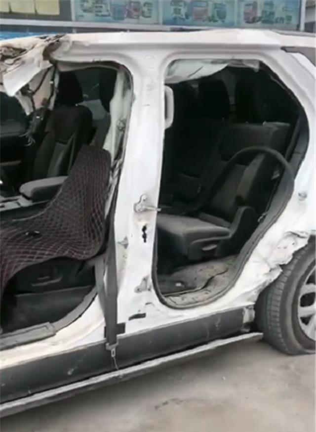 「路虎揽胜」百万路虎揽胜事故车，A柱变形，车损达6位数，可见印度车质量