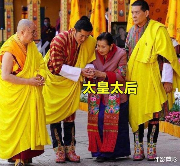 不丹王後冷面抱娃亮相，拒絕與國王同框，夫婦之間生分瞭-圖4