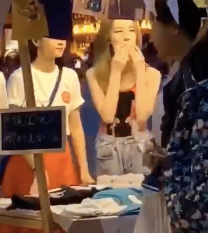 李嫣|李嫣一头金发摆摊做义卖,每件衣服售价100元,路人争相合照