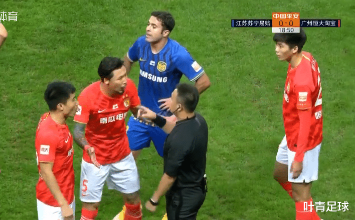 中超|中超疯狂大战：2次大反转，主裁3次遭围攻！场面几近失控