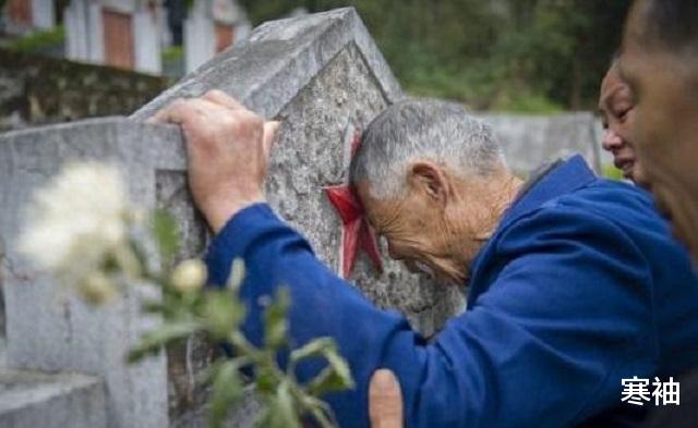 『社旗』阔别38年后，父与子终于相遇，父亲已经86岁，儿子在烈士陵园沉睡