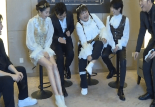 『贾玲』贾玲以为腿不算粗，谁知在撩起裤腿那刻，王牌家族的反应亮了