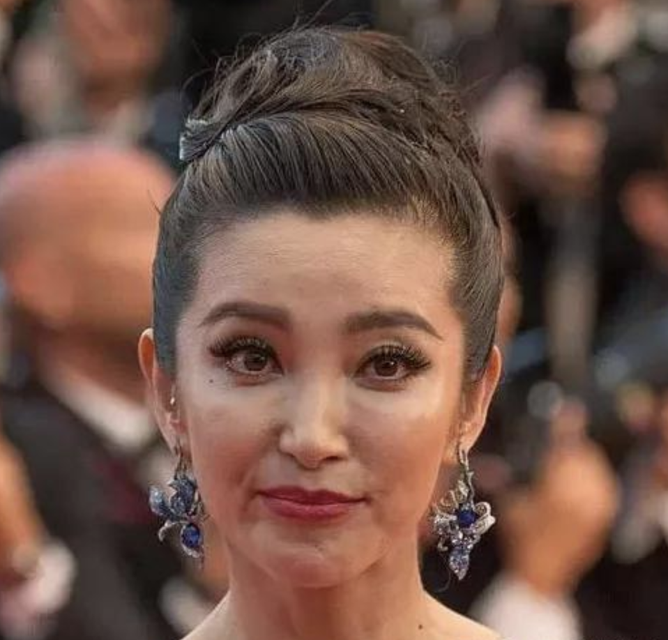 底妆|有种“尴尬”叫女星卡粉，外媒生图下妆容斑驳，细纹卡粉一目了然