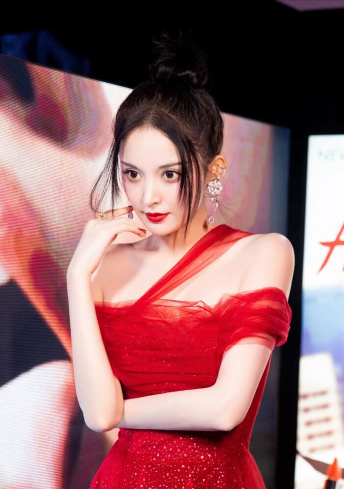 古力娜扎|有一种美叫古力娜扎穿红裙，美得发光，这就是冷白皮肤天生的优势