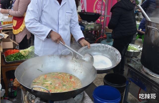 「食材」全是素没有肉的汤，一碗5元一天卖上千碗，大爷这种小吃卖了30年