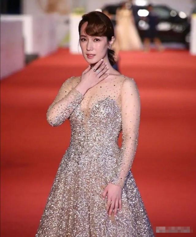 孟鹤堂|金钟奖百花奖只差一天，走红毯的女星却完全不能比