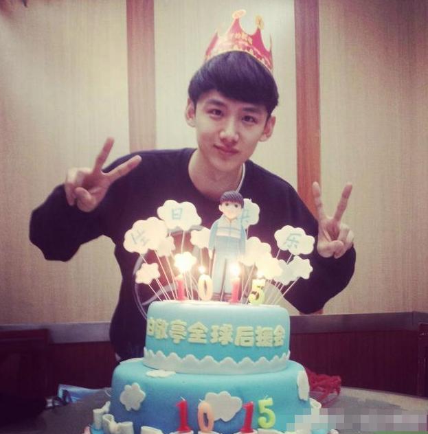 |参观白敬亭现实中的家，全屋都是白墙设计，看来对装修没什么要求