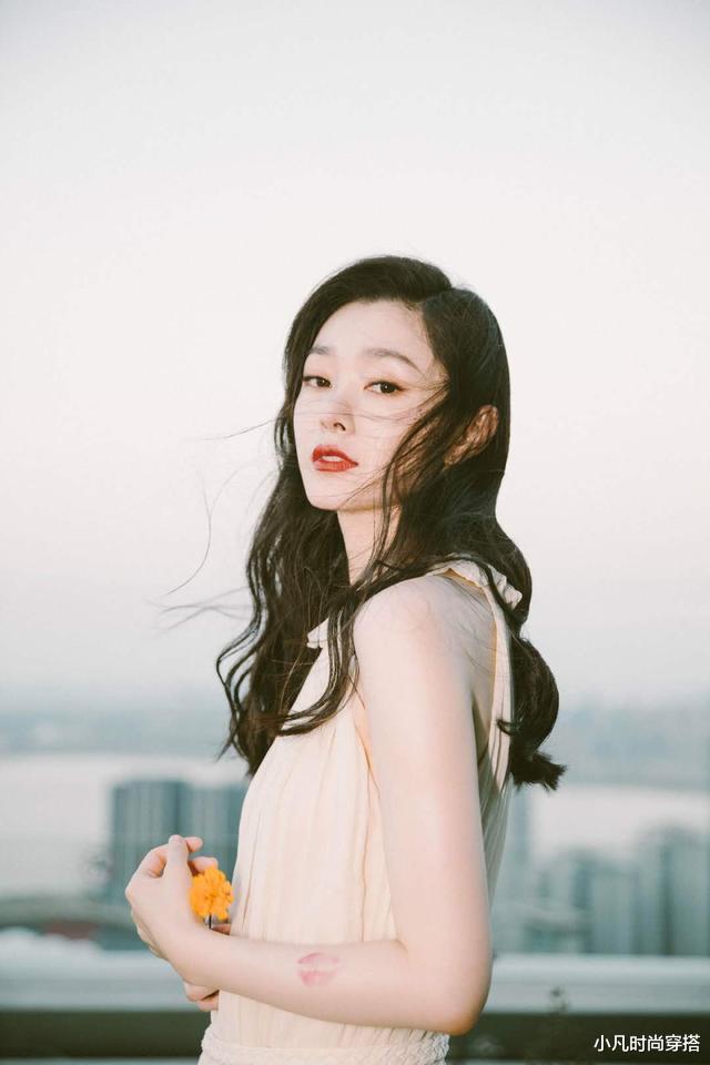 宋轶|宋轶裸色露肩长裙太迷人，浪漫唇印太诱惑！网友：有点小性感