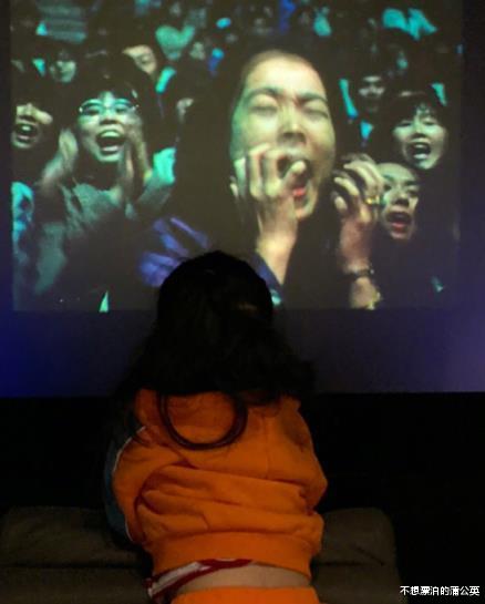 章子怡|章子怡晒完二胎儿子，又晒女儿，5岁醒醒去私人影院，趴椅背上太调皮