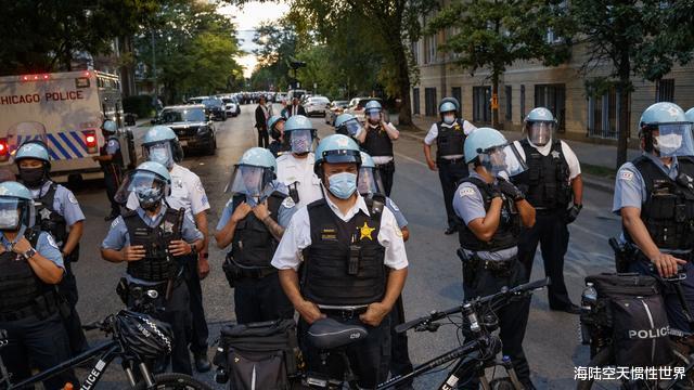 “起義軍”逼來後，芝加哥市長出奇招：大量警察安排自己傢裡保衛-圖3
