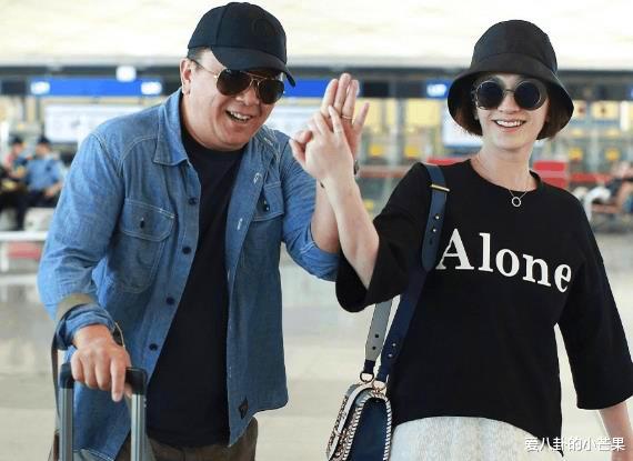 【李小冉】李小冉跟老公罕见合体露面，男方想撒糖却胖到走不动，像极了爸爸牵女儿