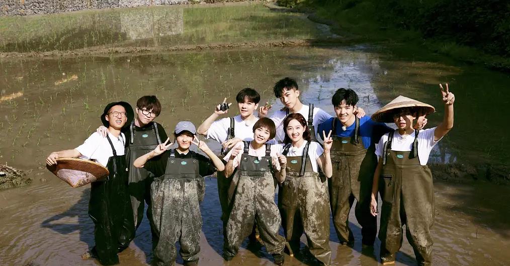 『向往的生活第四季』向往的生活4败笔频现，嘉宾赶通告斗地主凑剧情，广告冲淡小怡然