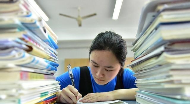 |高考生估分450痛哭：我那么努力，为什么要和200分的一样读大专？