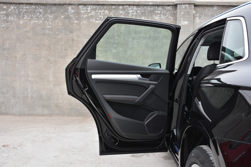 奥迪Q5▲再跌7万！入华12年骂声为0，起步2.0T提速6.7秒，买它都不屑途昂