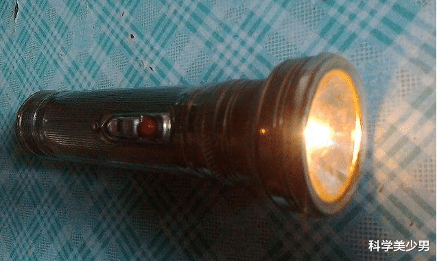 爱因斯坦|光子是用什么“动力”瞬间达到光速的？光子：能慢下来才是高手