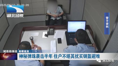 半岛晨报|阳台玻璃总被恶意击穿，住户戴钢盔躲避